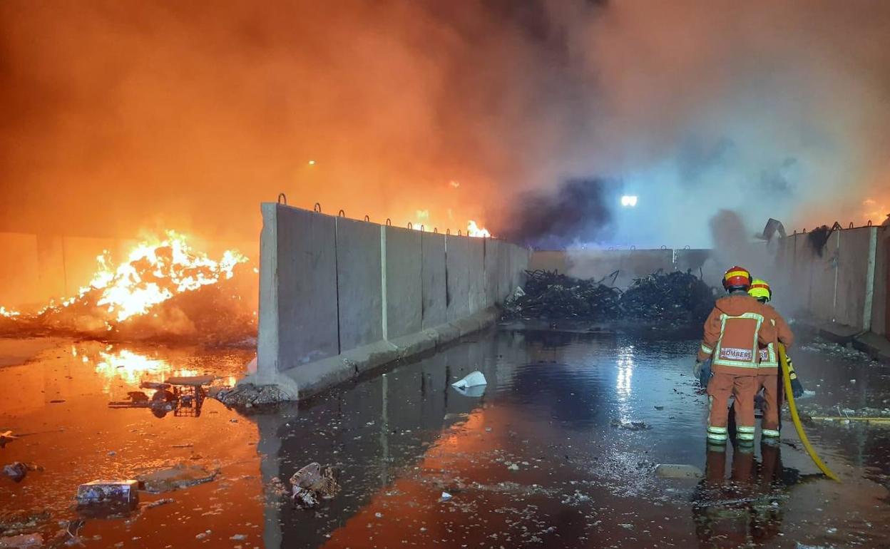 Incendio en la planta de reciclaje de Lliria. 