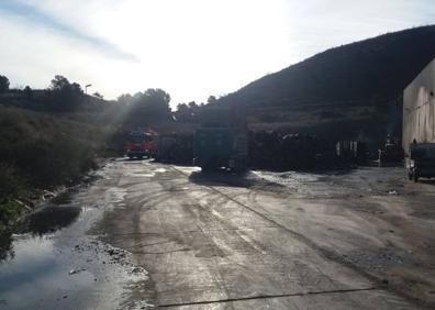 Imagen secundaria 1 - Los efectivos trabajan durante la extinción de las llamas | La zona afectada tras el incendio.