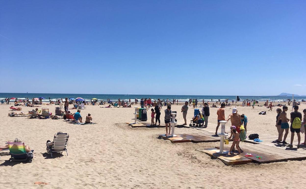 Bañistas en la playa de Cullera.