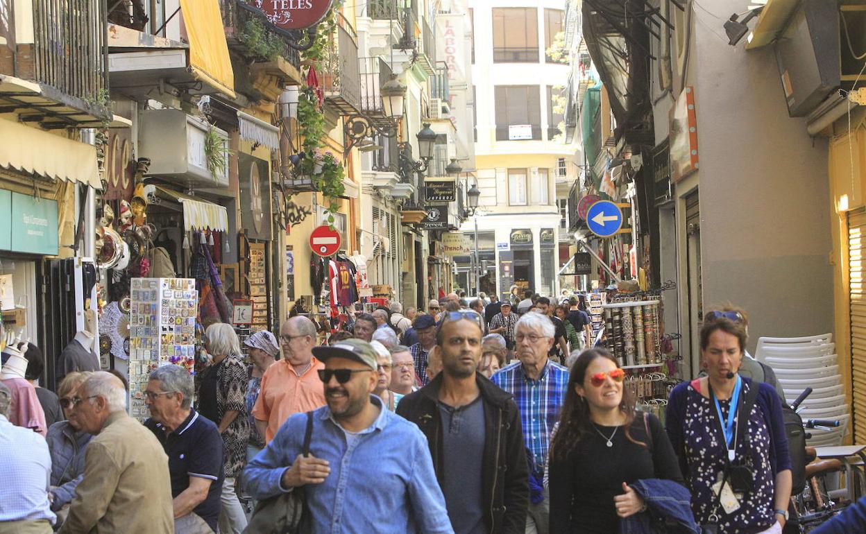 Gente andando por las calles de Valencia. 