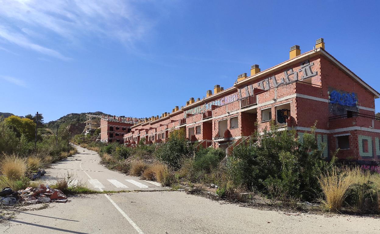 Viviendas a medio construir de la urbanización Penya Roja. 