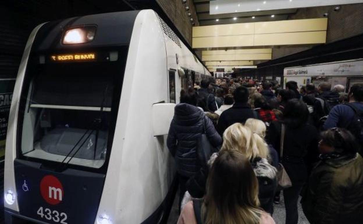 Usuarios esperando en una parada de Metrovalencia.