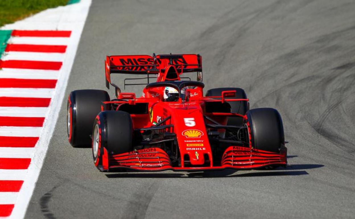 El Ferrari de Sebastian Vettel, rodando por el trazado de Montmeló. 