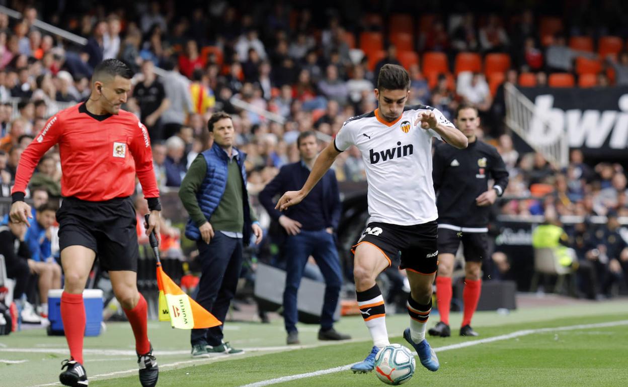 Ferran Torres conduciendo el balón.