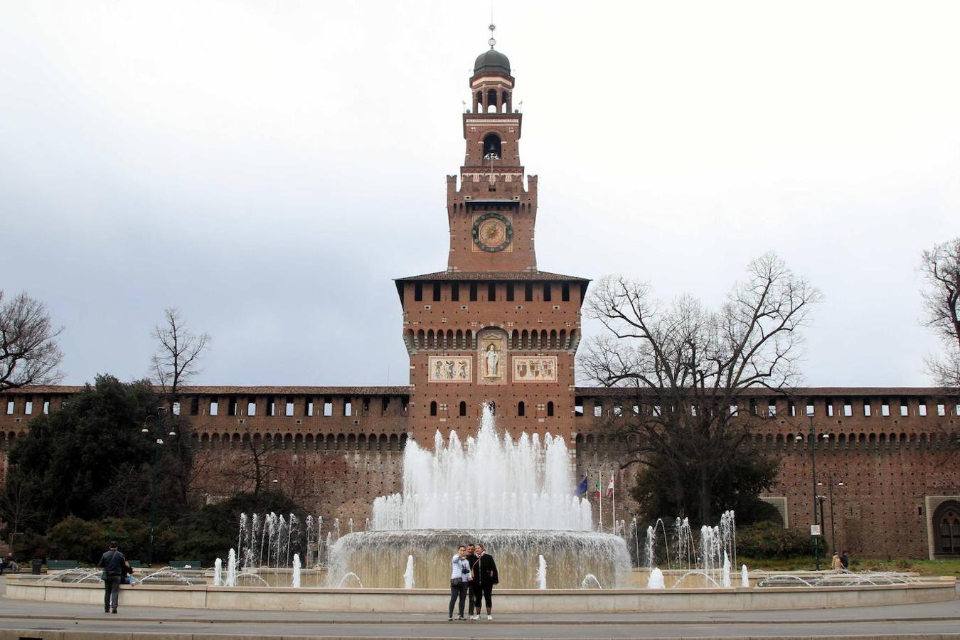 Tres turistas visitan el Castillo Sforzesco en Milán. En solo unos días, la emergencia del coronavirus COVID-19 ha puesto al sector turístico en crisis, registrando una caída de más del 40 por ciento.