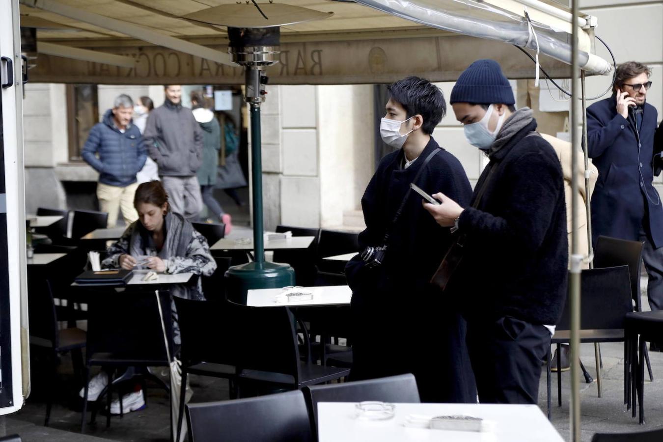 Dos turistas con una máscara protectora en Milán. El pánico por la epidemia está provocando un gigantesco daño a la economía italiana. La ocupación promedio de los hoteles en Milán en este momento es de alrededor del 20% frente al 85-90% en general durante este período del año.