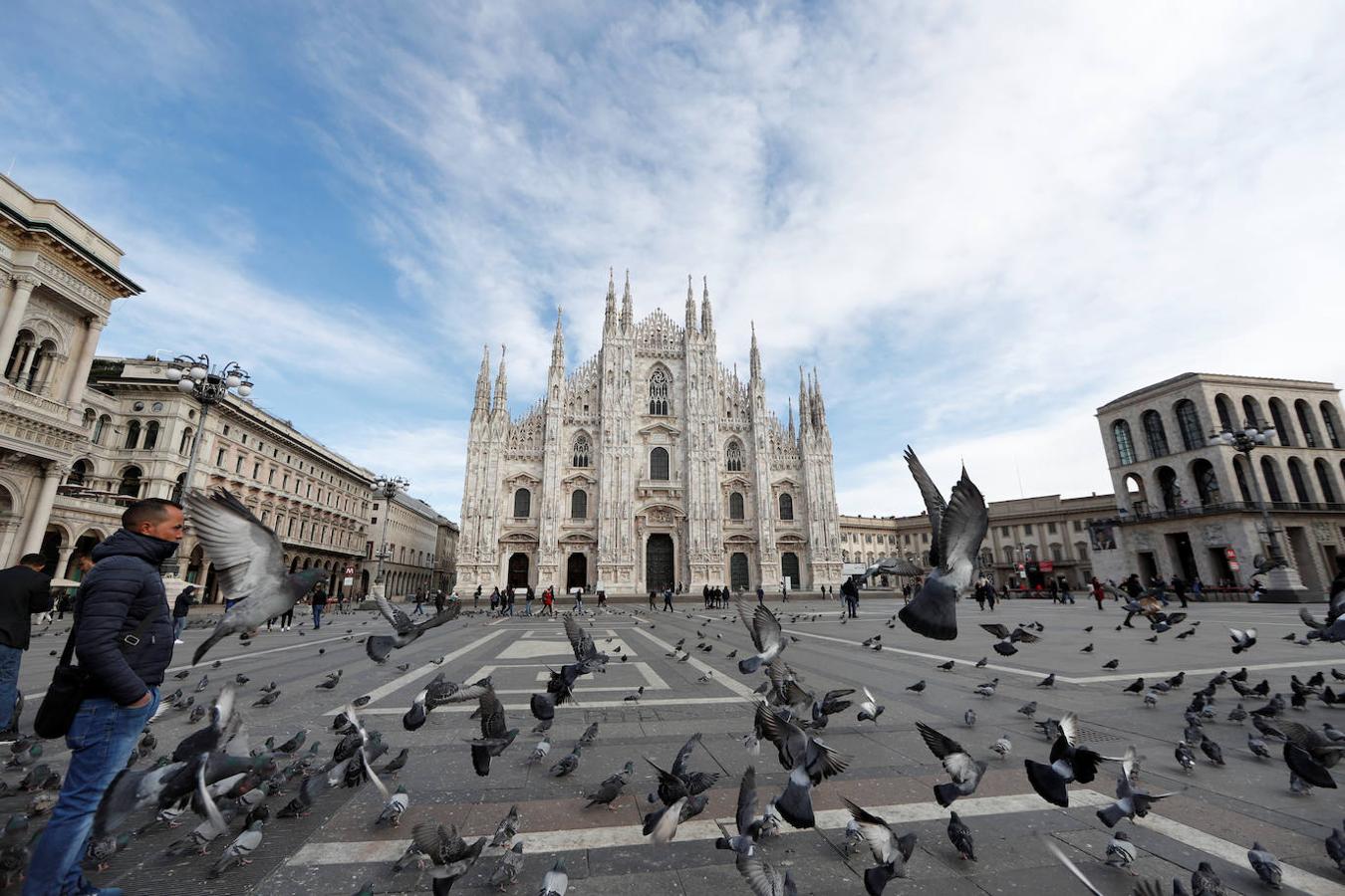 Una vista general de la plaza vacía del Duomo.