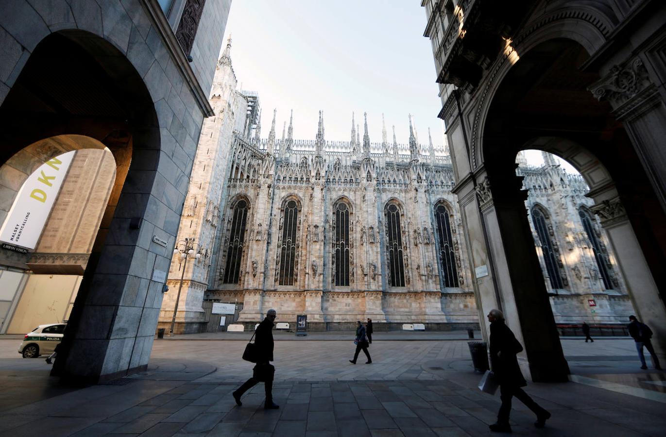 La gente camina por la plaza del Duomo.