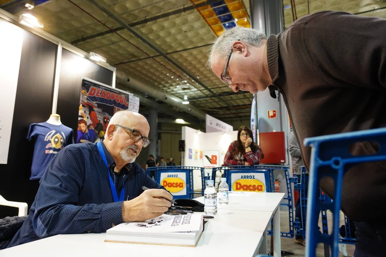 Cientos de personas en la apertura del Salón del Cómic de València, que reúne a 211 firmas expositoras, 120 autores de cómic e ilustración y un centenar de actividades, charlas y talleres infantiles.