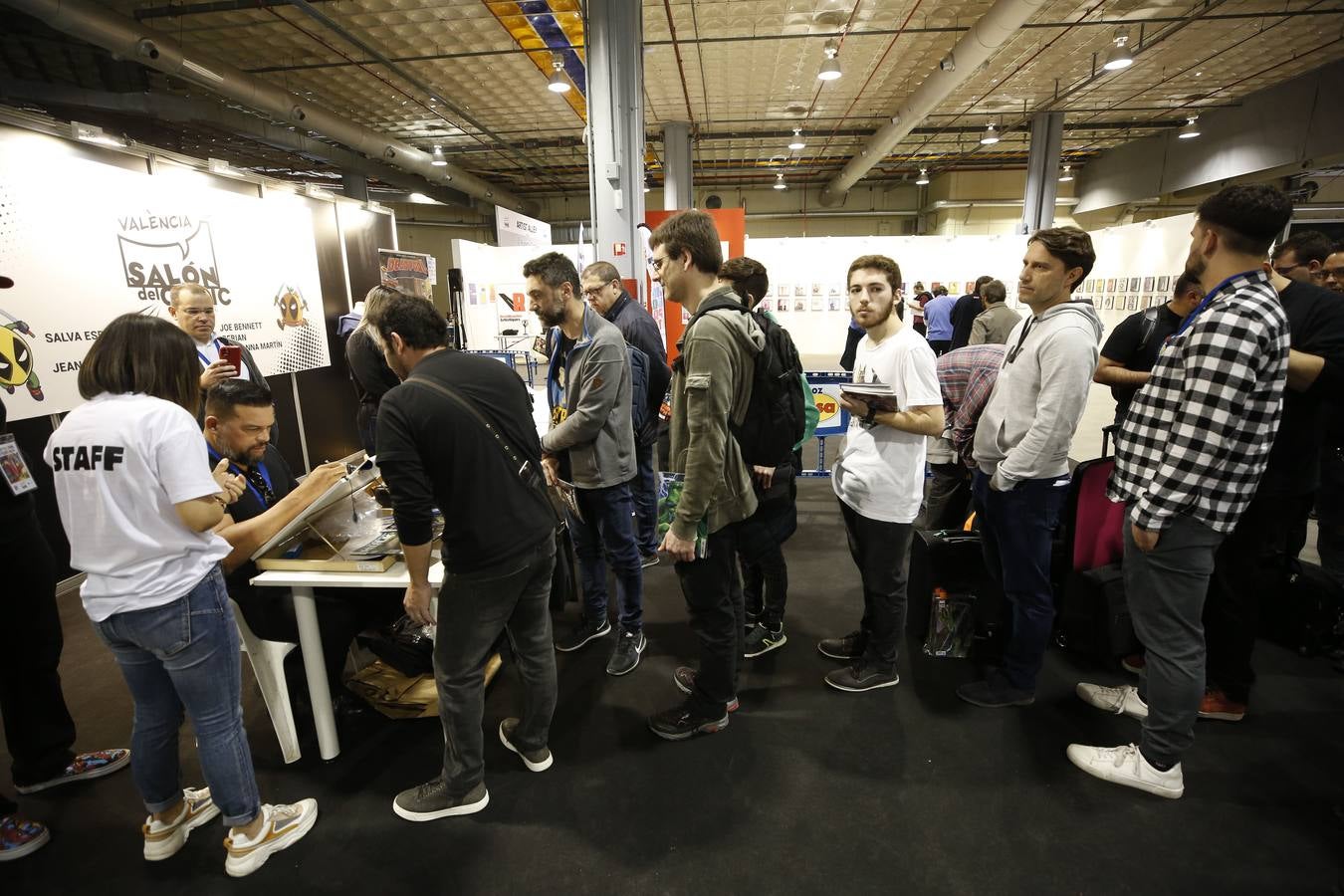 Cientos de personas en la apertura del Salón del Cómic de València, que reúne a 211 firmas expositoras, 120 autores de cómic e ilustración y un centenar de actividades, charlas y talleres infantiles.