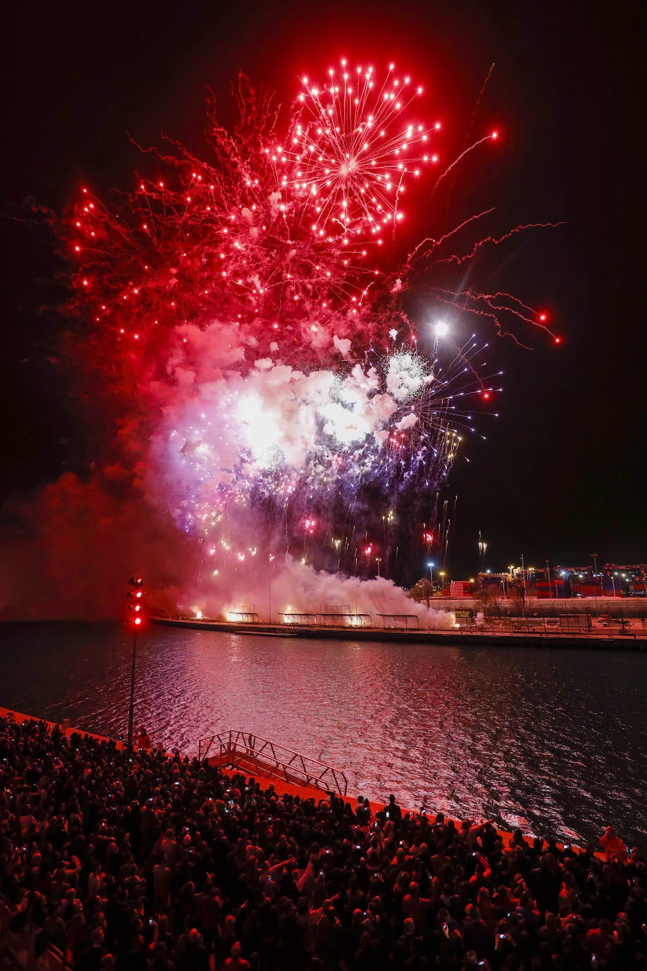 El espectáculo pirotécnico de Ricardo Caballer patrocinado por Amstel ha llenado hasta la bandera las instalaciones de la Marina. Finalmente el disparo se ha podido llevar adelante sólo con la parte del castillo multicolor y, tal como ya temía el pirotécnico días antes, se tuvo que suspender el disparo de una mascletà vertical que se tenía que montar sobre una grúa por las rachas de viento.