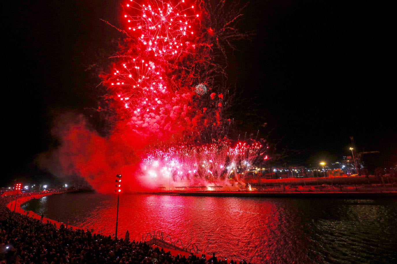 El espectáculo pirotécnico de Ricardo Caballer patrocinado por Amstel ha llenado hasta la bandera las instalaciones de la Marina. Finalmente el disparo se ha podido llevar adelante sólo con la parte del castillo multicolor y, tal como ya temía el pirotécnico días antes, se tuvo que suspender el disparo de una mascletà vertical que se tenía que montar sobre una grúa por las rachas de viento.