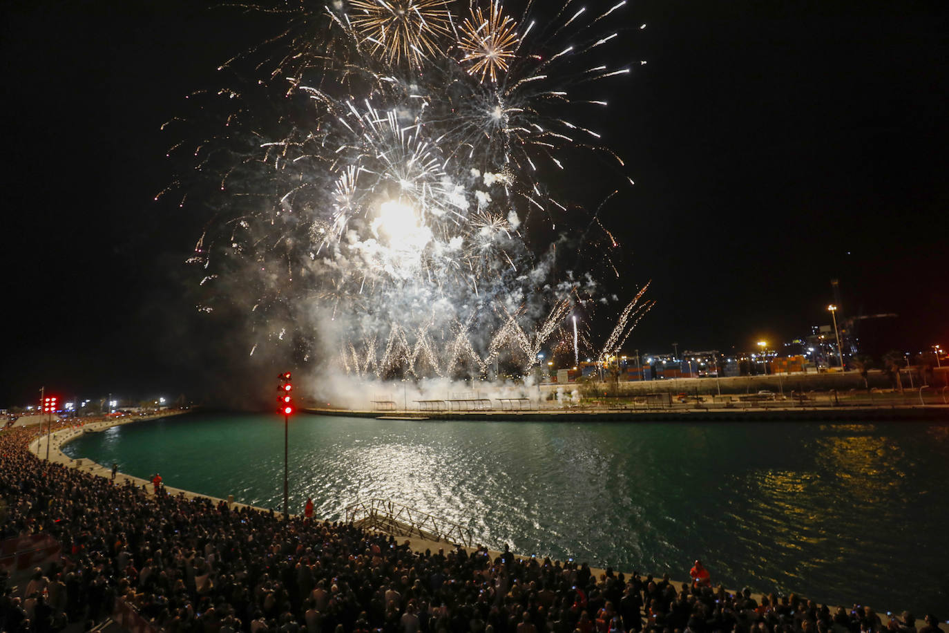 El espectáculo pirotécnico de Ricardo Caballer patrocinado por Amstel ha llenado hasta la bandera las instalaciones de la Marina. Finalmente el disparo se ha podido llevar adelante sólo con la parte del castillo multicolor y, tal como ya temía el pirotécnico días antes, se tuvo que suspender el disparo de una mascletà vertical que se tenía que montar sobre una grúa por las rachas de viento.