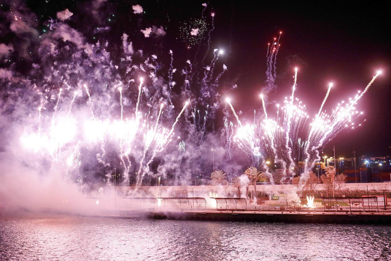 El espectáculo pirotécnico de Ricardo Caballer patrocinado por Amstel ha llenado hasta la bandera las instalaciones de la Marina. Finalmente el disparo se ha podido llevar adelante sólo con la parte del castillo multicolor y, tal como ya temía el pirotécnico días antes, se tuvo que suspender el disparo de una mascletà vertical que se tenía que montar sobre una grúa por las rachas de viento.