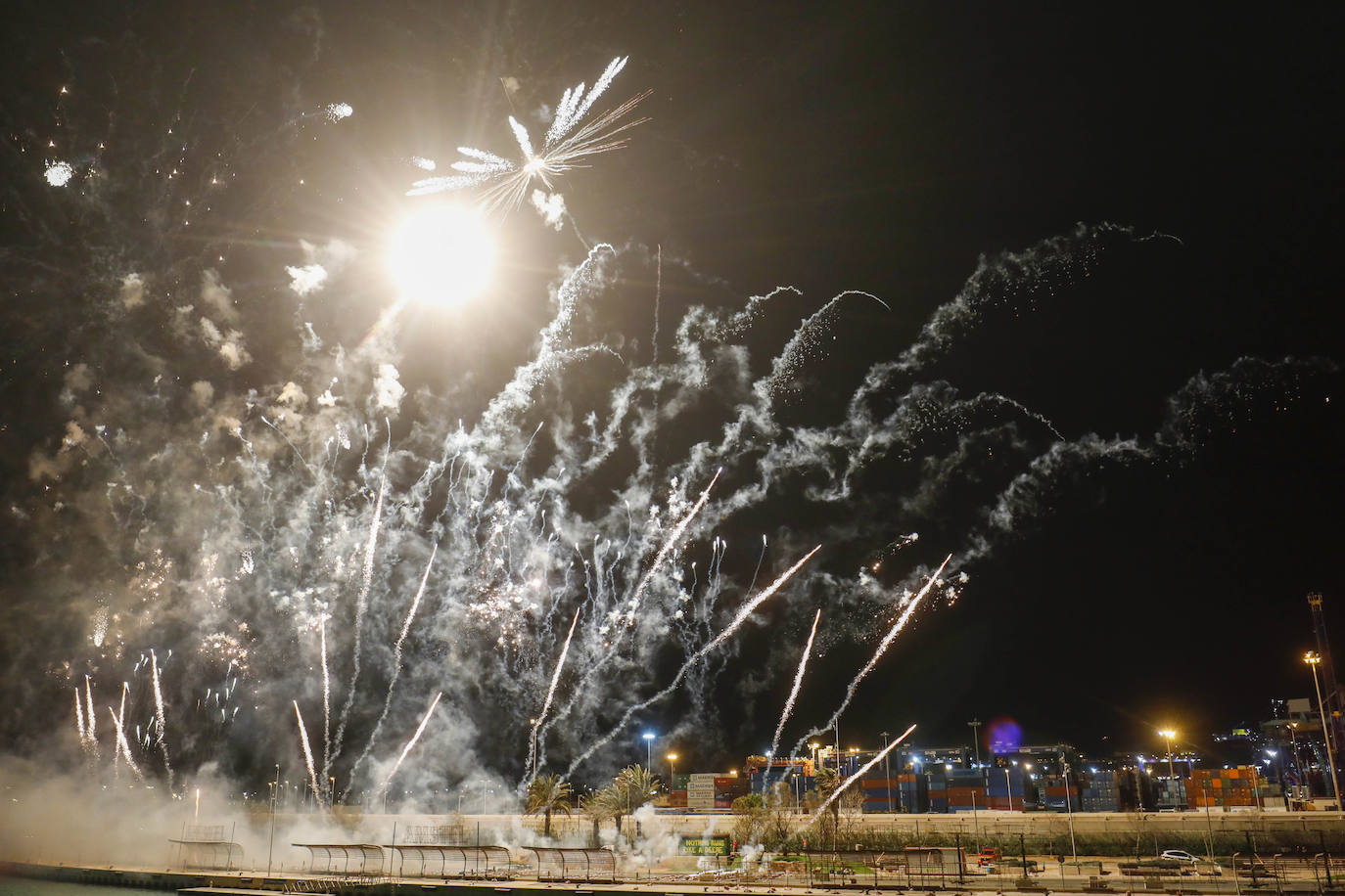 El espectáculo pirotécnico de Ricardo Caballer patrocinado por Amstel ha llenado hasta la bandera las instalaciones de la Marina. Finalmente el disparo se ha podido llevar adelante sólo con la parte del castillo multicolor y, tal como ya temía el pirotécnico días antes, se tuvo que suspender el disparo de una mascletà vertical que se tenía que montar sobre una grúa por las rachas de viento.