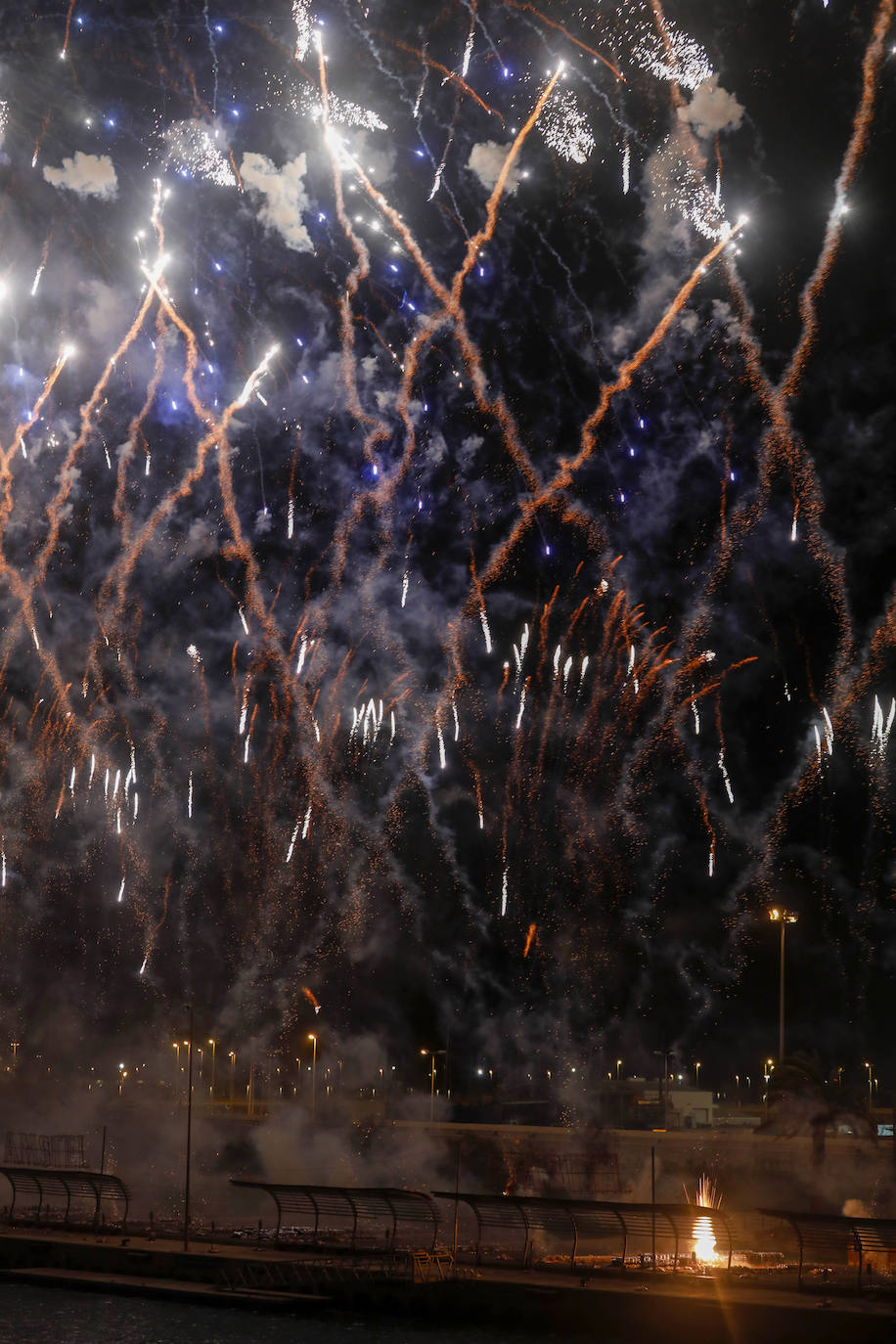 El espectáculo pirotécnico de Ricardo Caballer patrocinado por Amstel ha llenado hasta la bandera las instalaciones de la Marina. Finalmente el disparo se ha podido llevar adelante sólo con la parte del castillo multicolor y, tal como ya temía el pirotécnico días antes, se tuvo que suspender el disparo de una mascletà vertical que se tenía que montar sobre una grúa por las rachas de viento.