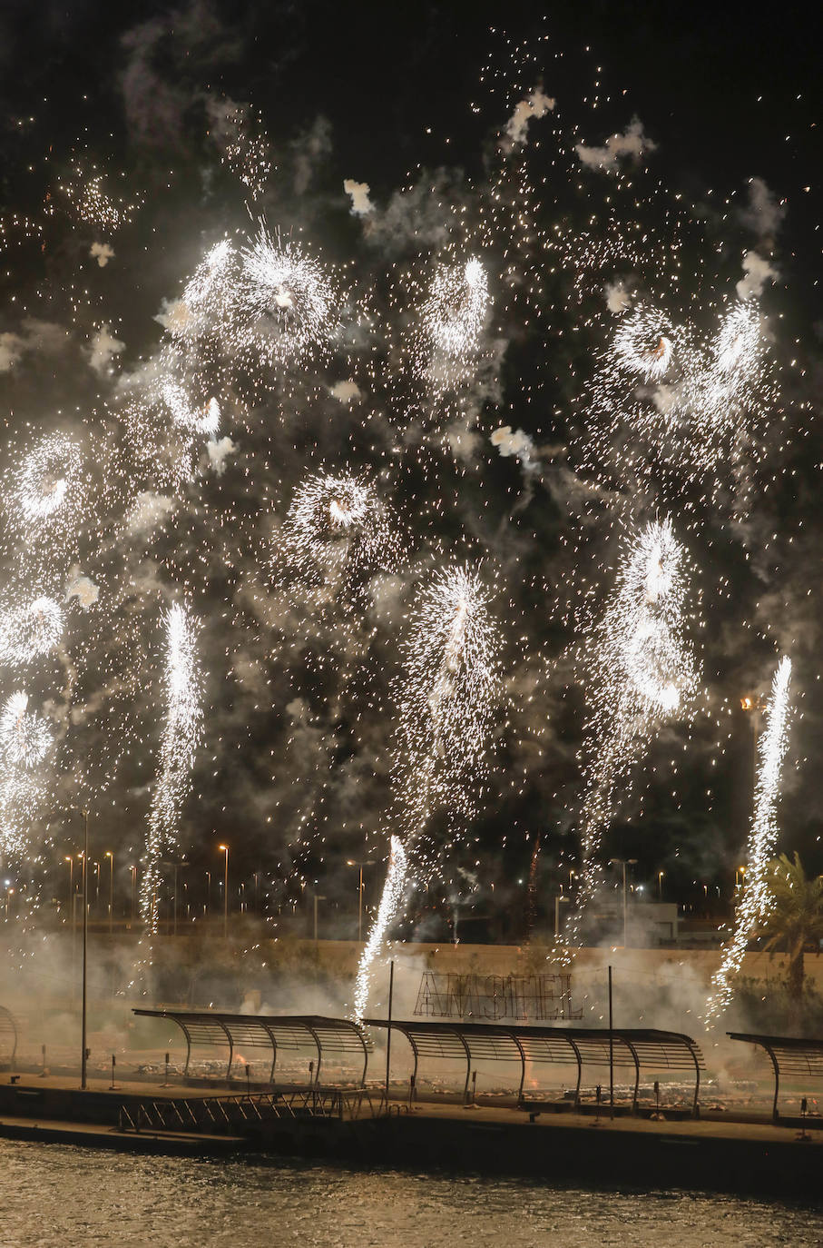 El espectáculo pirotécnico de Ricardo Caballer patrocinado por Amstel ha llenado hasta la bandera las instalaciones de la Marina. Finalmente el disparo se ha podido llevar adelante sólo con la parte del castillo multicolor y, tal como ya temía el pirotécnico días antes, se tuvo que suspender el disparo de una mascletà vertical que se tenía que montar sobre una grúa por las rachas de viento.