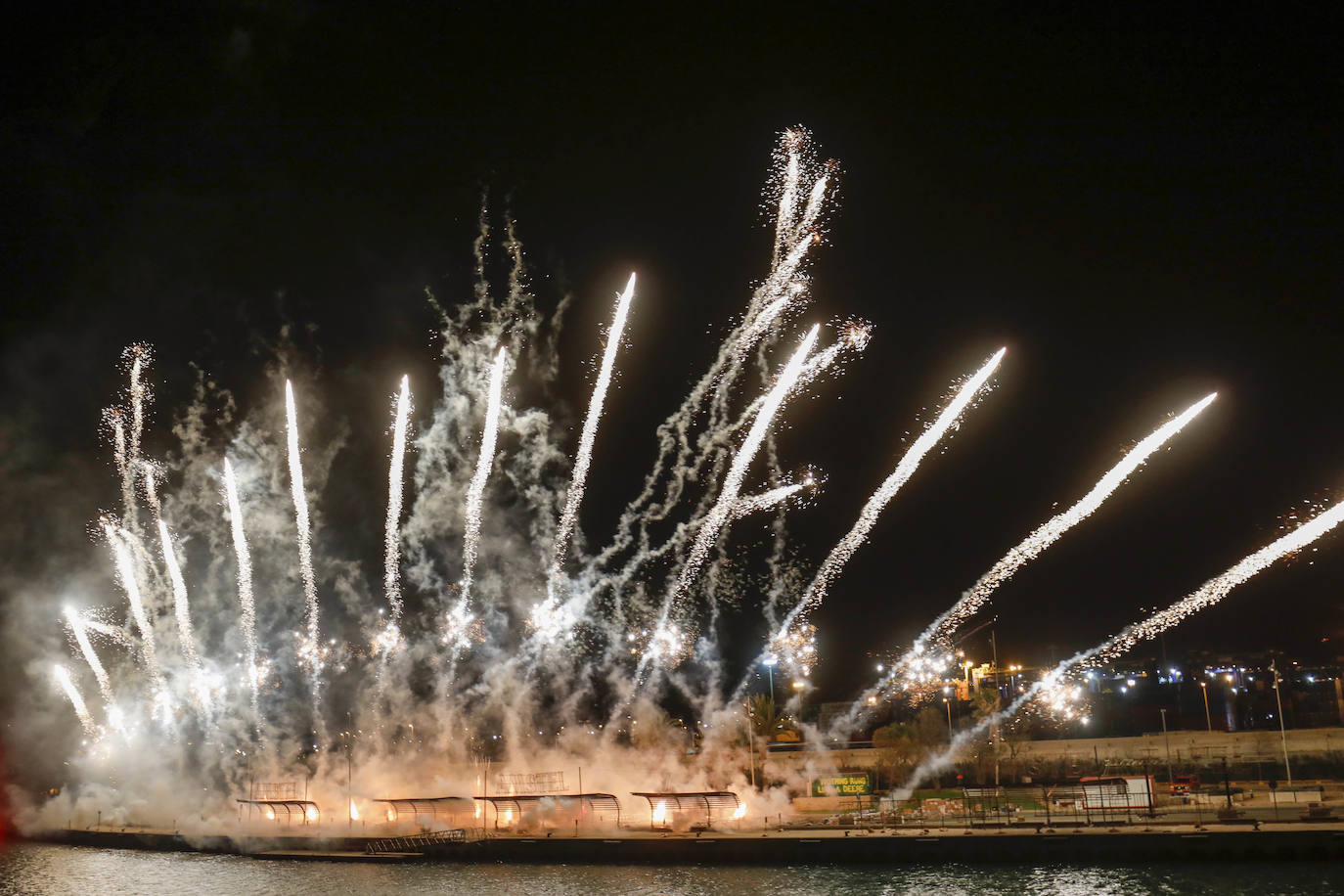 El espectáculo pirotécnico de Ricardo Caballer patrocinado por Amstel ha llenado hasta la bandera las instalaciones de la Marina. Finalmente el disparo se ha podido llevar adelante sólo con la parte del castillo multicolor y, tal como ya temía el pirotécnico días antes, se tuvo que suspender el disparo de una mascletà vertical que se tenía que montar sobre una grúa por las rachas de viento.