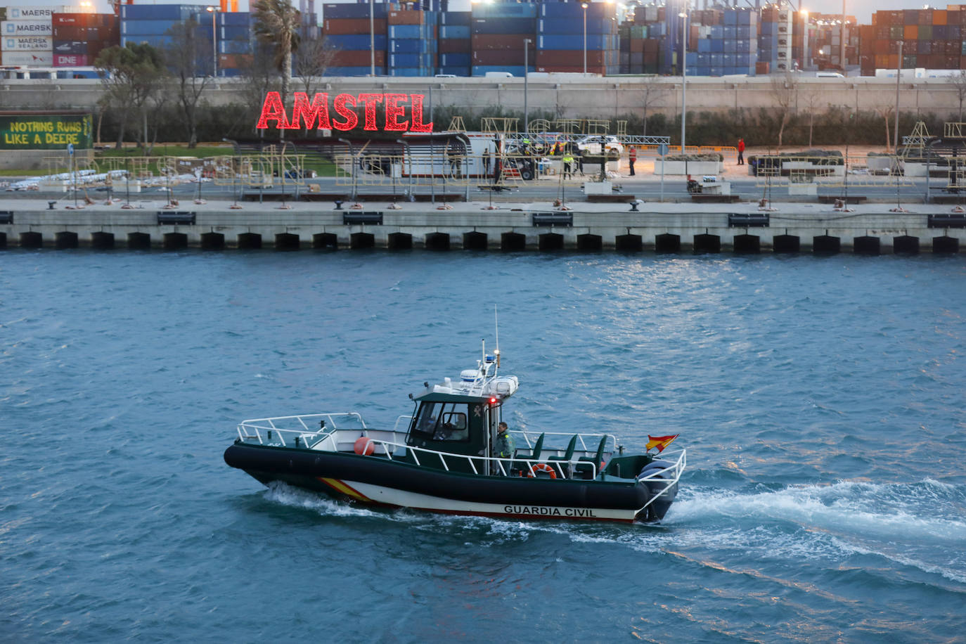 El espectáculo pirotécnico de Ricardo Caballer patrocinado por Amstel ha llenado hasta la bandera las instalaciones de la Marina. Finalmente el disparo se ha podido llevar adelante sólo con la parte del castillo multicolor y, tal como ya temía el pirotécnico días antes, se tuvo que suspender el disparo de una mascletà vertical que se tenía que montar sobre una grúa por las rachas de viento.