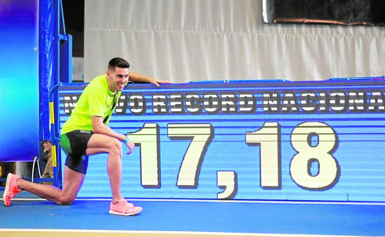 Torrijos posa junto al 17,18 que acredita su nuevo récord de España.