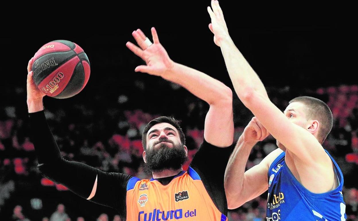 Bojan Dubljevic, presionado por Dragan Apic durante el partido ante el San Pablo Burgos.