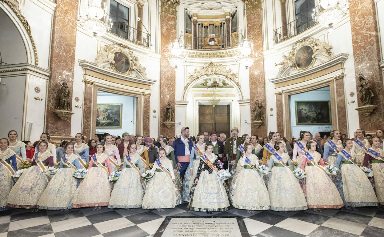 Las falleras mayores de Valencia ofrecen sus ramos de flores a la Virgen después de la Crida