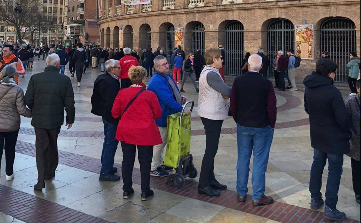 Aficionados haciendo cola, este lunes, en la plaza de toros. 