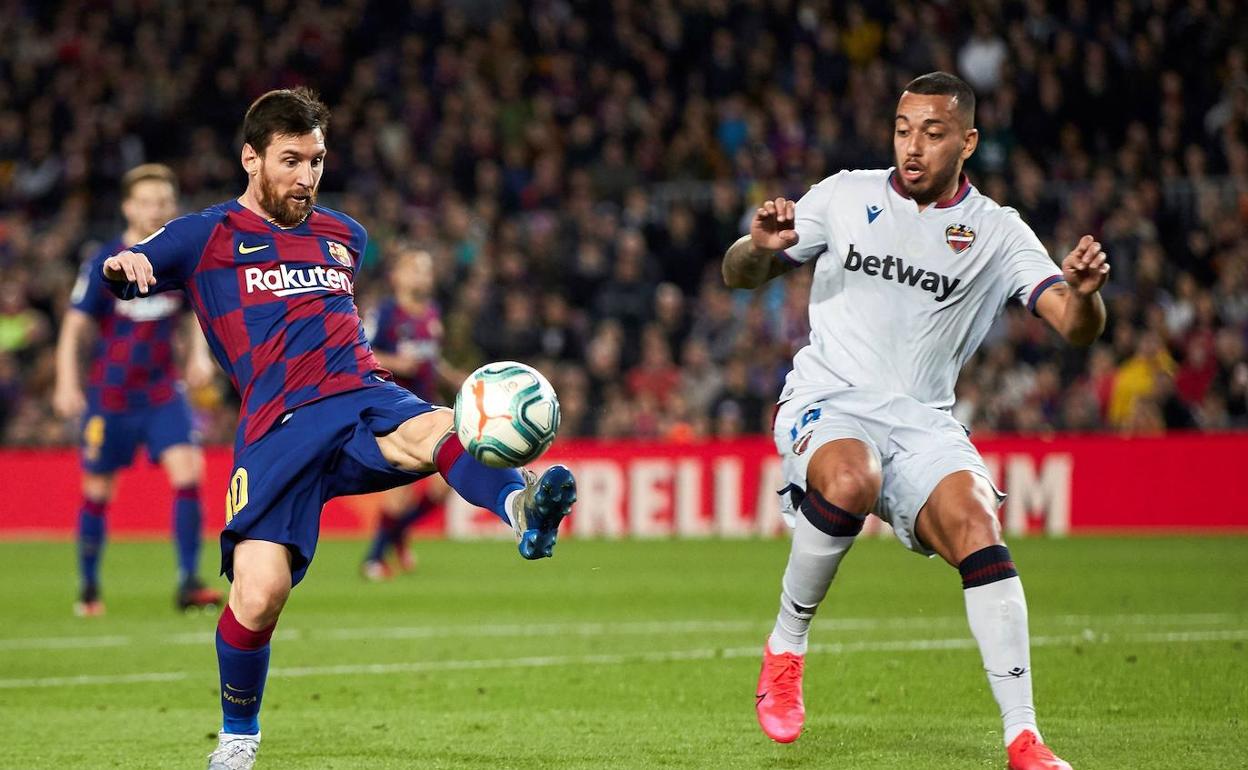 Ruben Vezo presiona a Leo Messi en el Camp Nou.