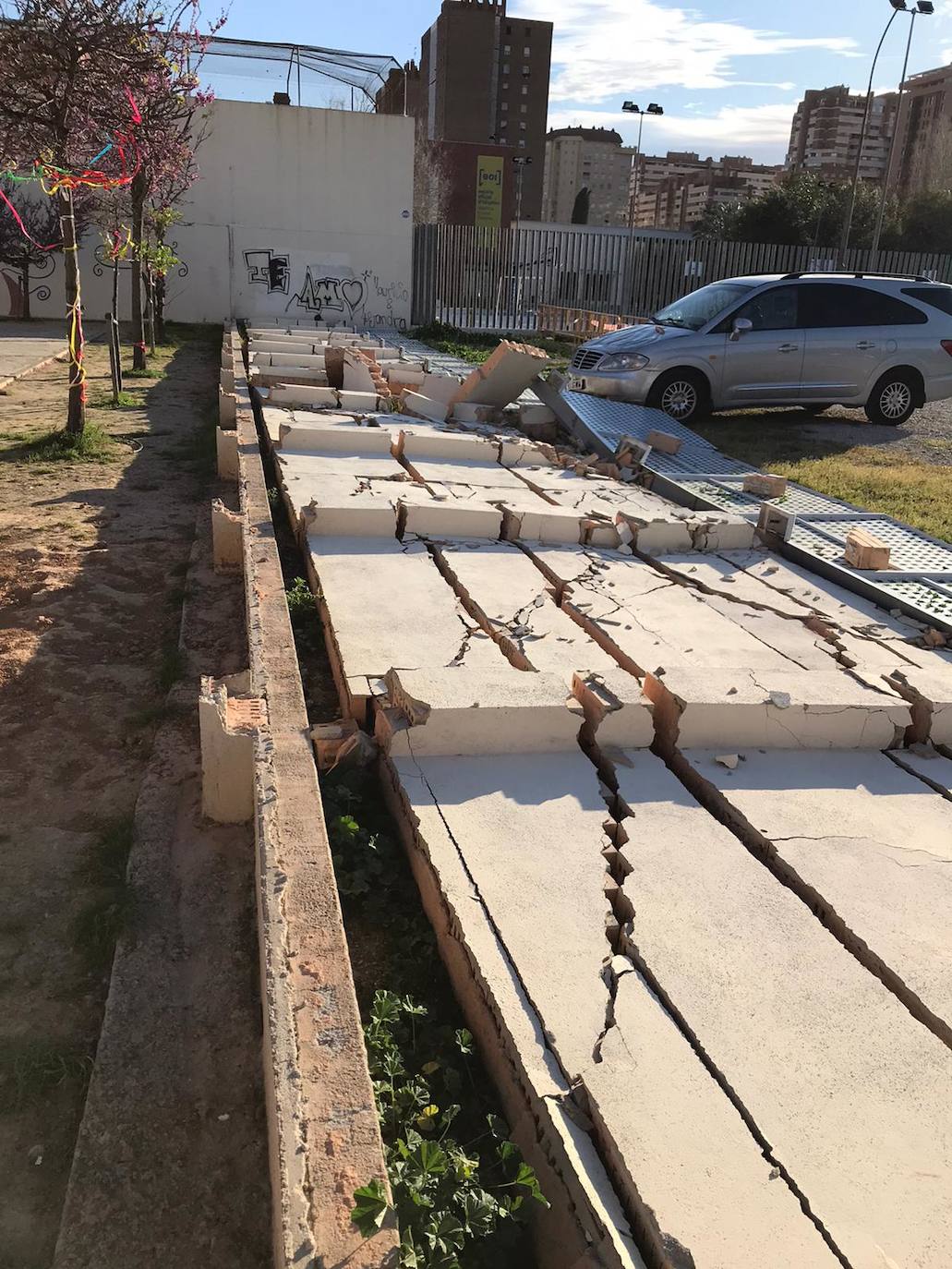 El viento derriba el muro de la escuela infantil municipal de Quatre Carreres