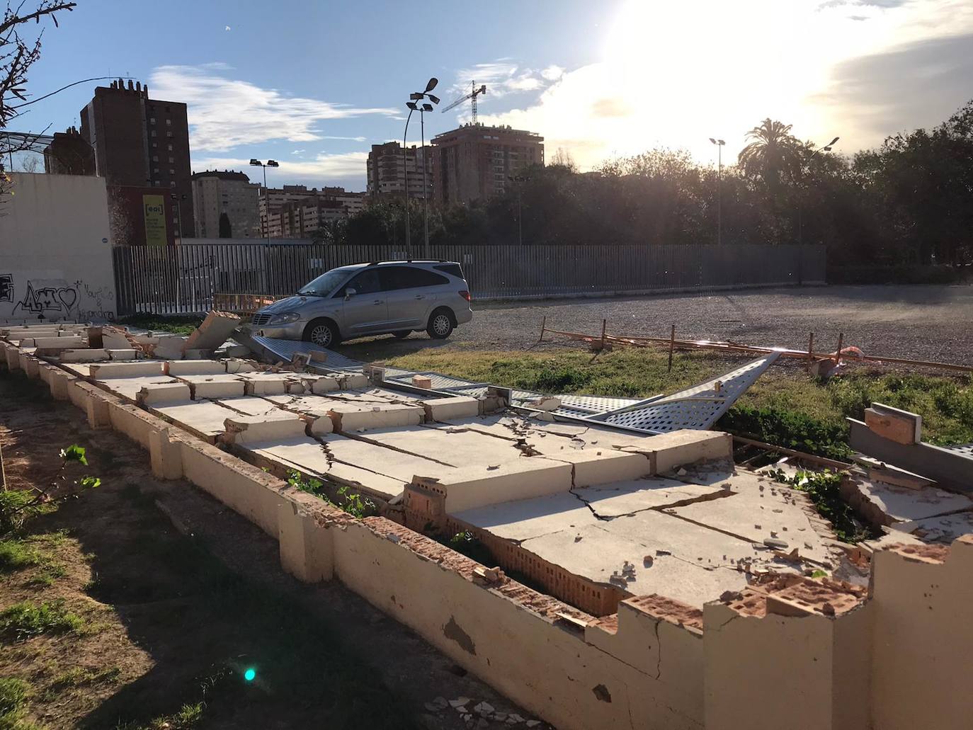 El viento derriba el muro de la escuela infantil municipal de Quatre Carreres