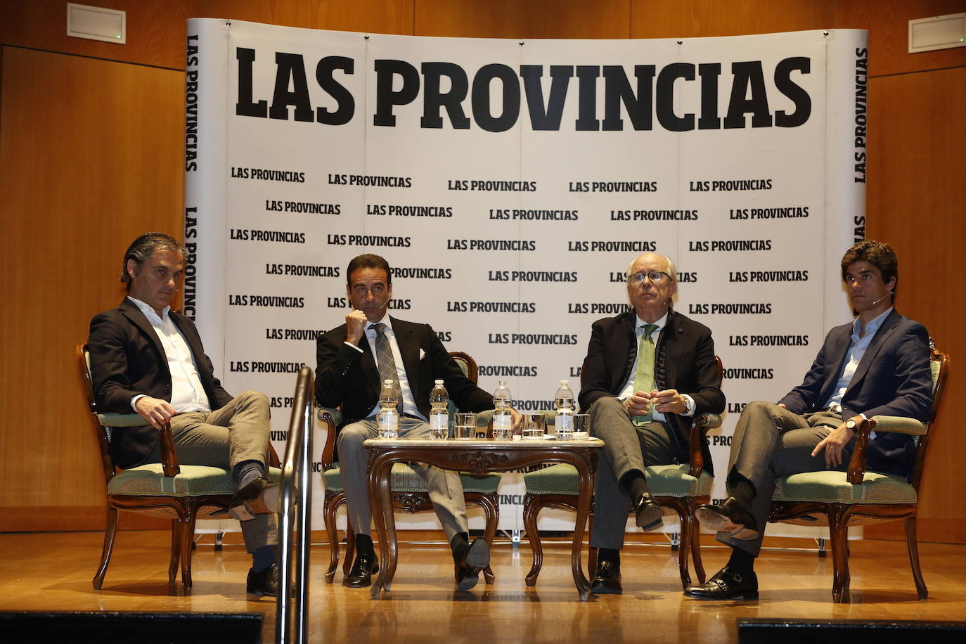 Una nueva edición del espacio Aula LAS PROVINCIAS ha llenado este martes el salón de actos del Ateneo Mercantil de Valencia. La tradicional cita en torno a la feria taurina de Fallas ha sido un adelanto del encuentro entre diestros que el día 16 se verá en la plaza de toros. Un mano a mano de salón protagonizado por los diestros Enrique Ponce y Pablo Aguado acompañados en la mesa de conversación por el crítico taurino de LAS PROVINCIAS, José Luis Benlloch, y Nacho Lloret, gerente del coso de la calle Xàtiva.