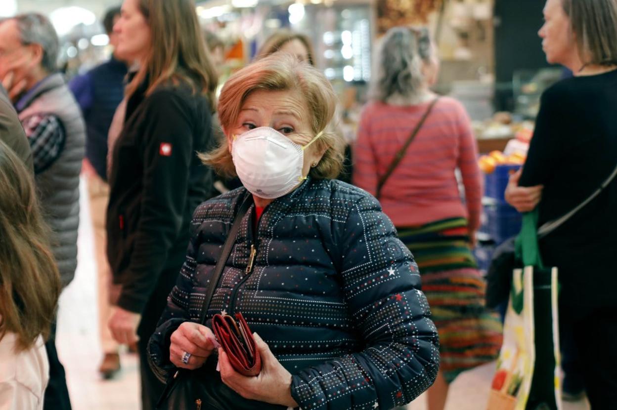 Una mujer provista con mascarilla en el Mercado Central, el pasado fin de semana. irene marsilla