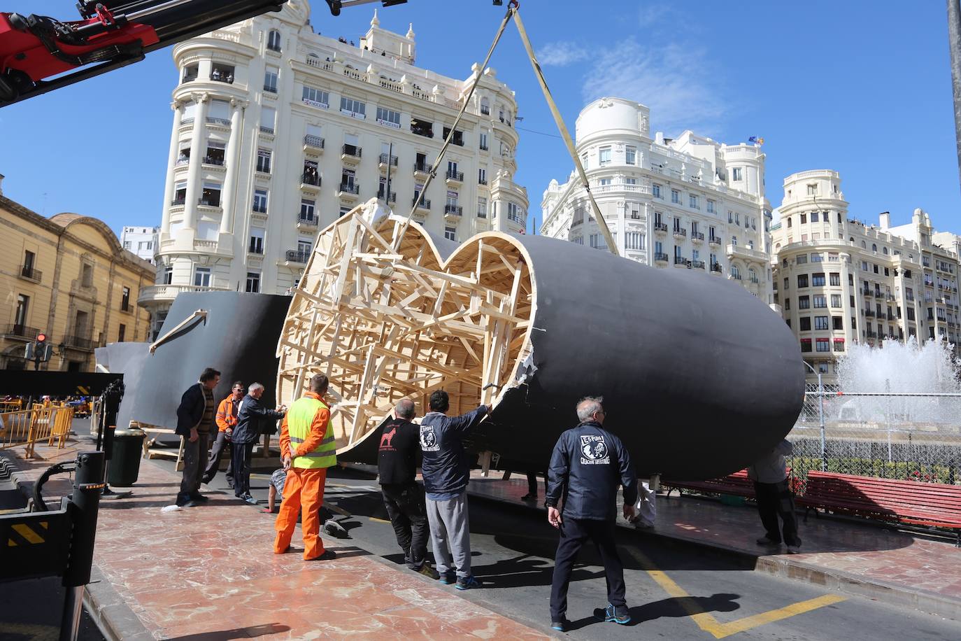 La falla municipal de Valencia 2020 sufre daños durante su traslado a la plaza del Ayuntamiento