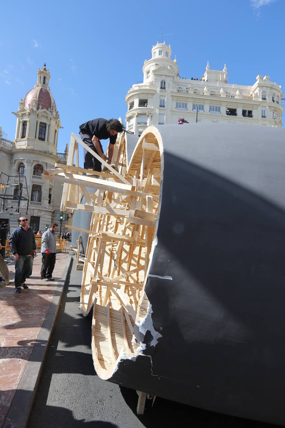 La falla municipal de Valencia 2020 sufre daños durante su traslado a la plaza del Ayuntamiento