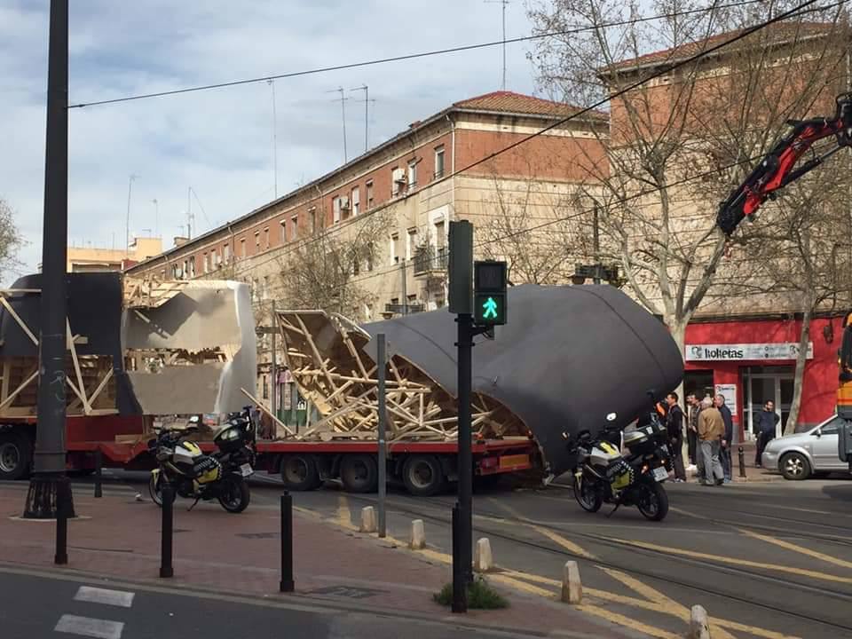 La falla municipal de Valencia 2020 sufre daños durante su traslado a la plaza del Ayuntamiento