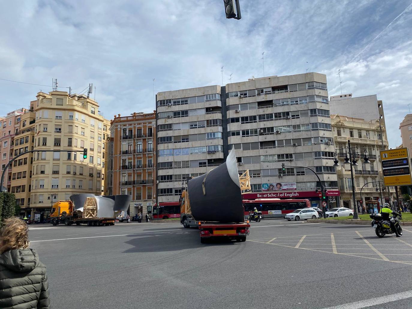 La falla municipal de Valencia 2020 sufre daños durante su traslado a la plaza del Ayuntamiento