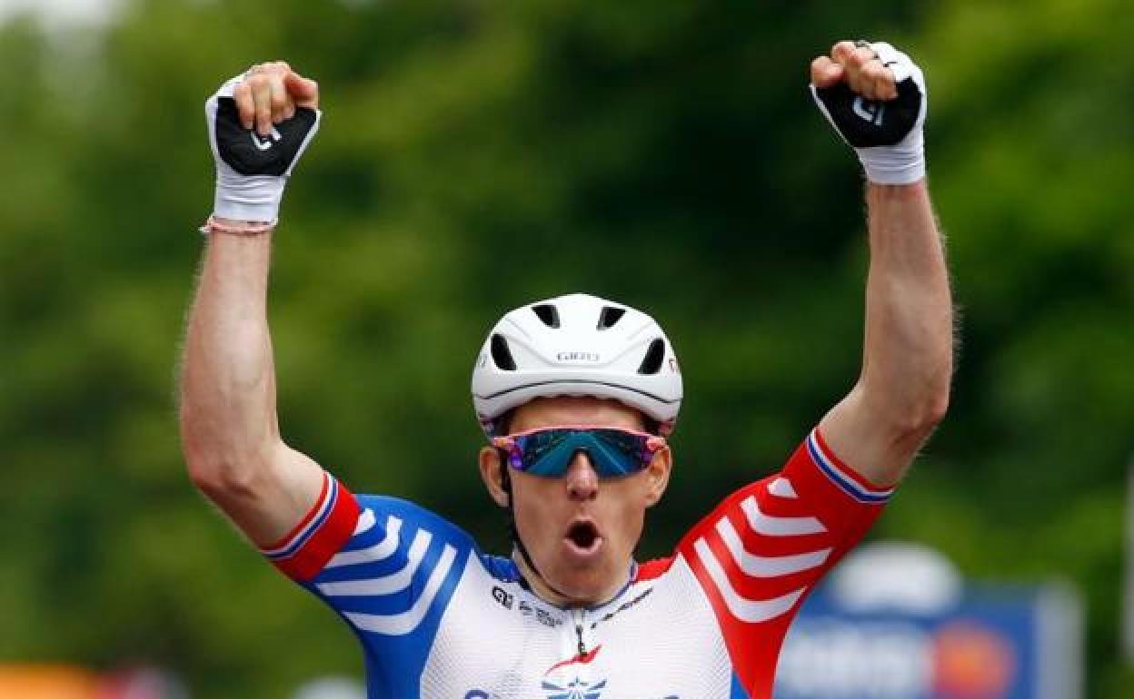 El ciclista francés Arnaud Démare celebra una victoria de etapa. 