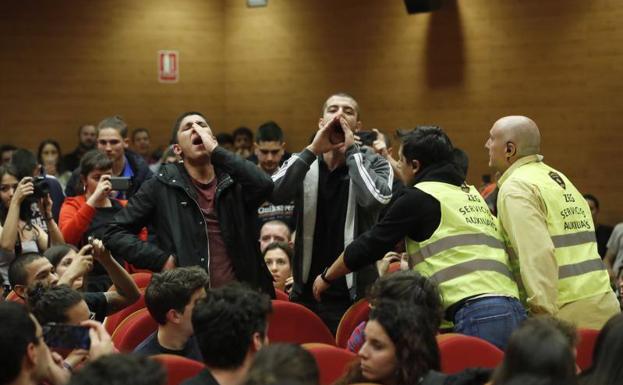 Dos miembros de Frente Obrero abuchean a Iglesias.