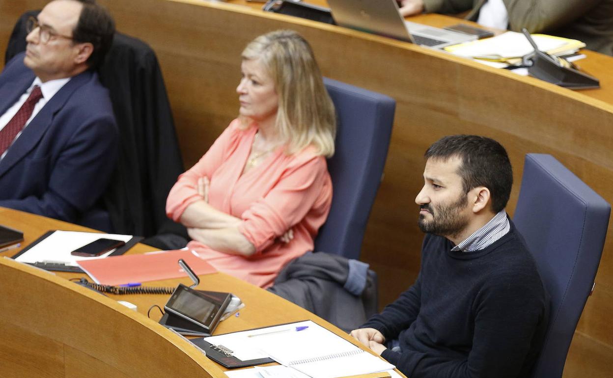 Los consellers de Hacienda, Justicia y Educación, en Les Corts