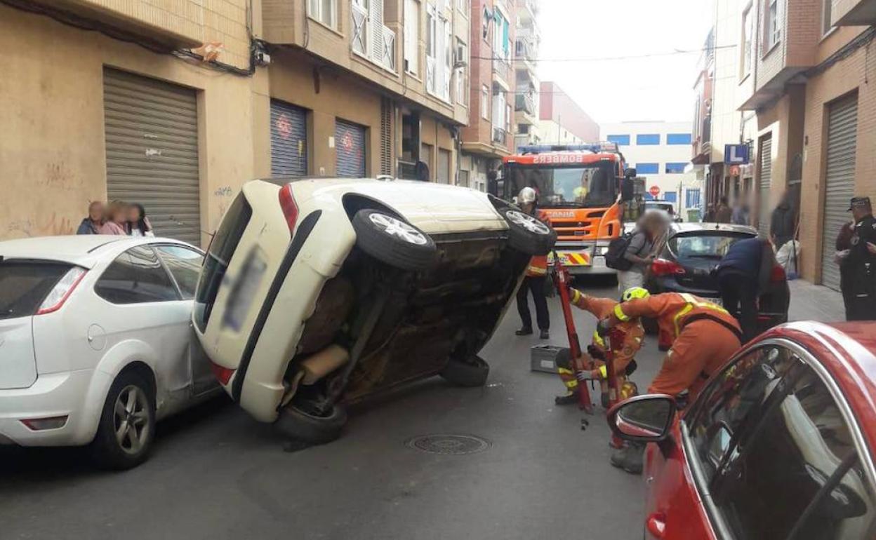 Vuelco de un coche en Benetússer. 