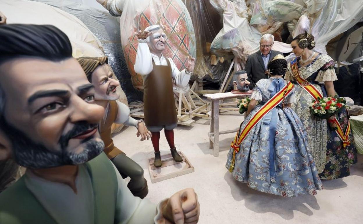 Visita de las falleras mayores de Valencia 2020 al taller de Manolo Algarra.