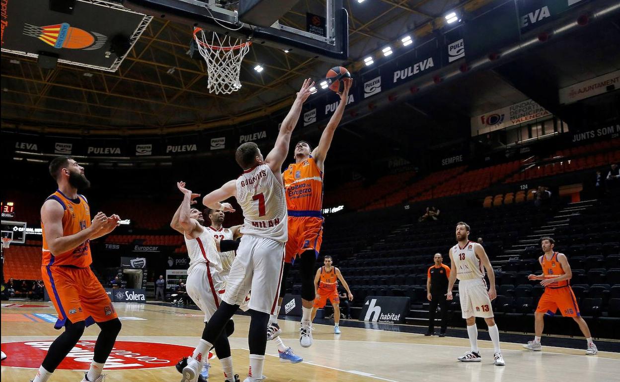 Una jugada en el vacío pabellón de la Fonteta.