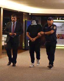 Imagen secundaria 2 - La Policía en la habitación de Ronaldihnho // Presencia policial en el hotel en el que se alojan el exfutbolista y su hermano. // Un hombre brasileño, relacionado con Ronaldinho, también ha sido detenido.