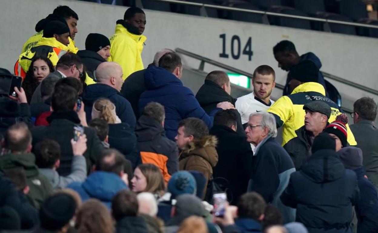 Eric Dier, durante el enfrentamiento en la grada del Tottenham Hotspur Stadium. 