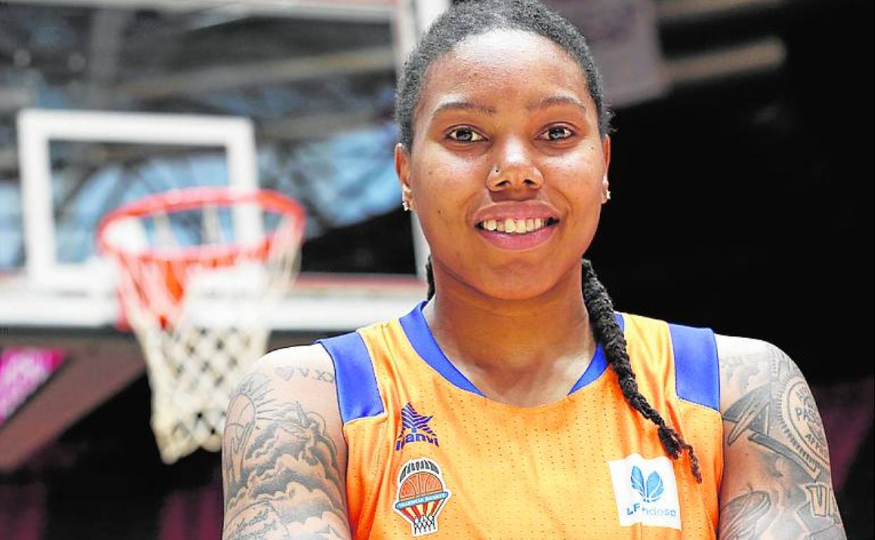 Robyn Parks posa para la entrevista en la Fonteta