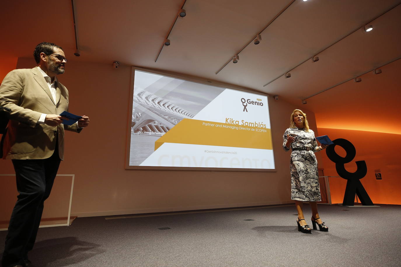 El Auditorio Santiago Grisolía del Museo Príncipe Felipe de la Ciudad de las Artes y las Ciencias sirvió de escenario para que la magia de los Premios Genio impregnara al centenar de personas que acudieron para escuchar ponentes de máximo nivel en el terreno del entretenimiento, la historia o la psicología.