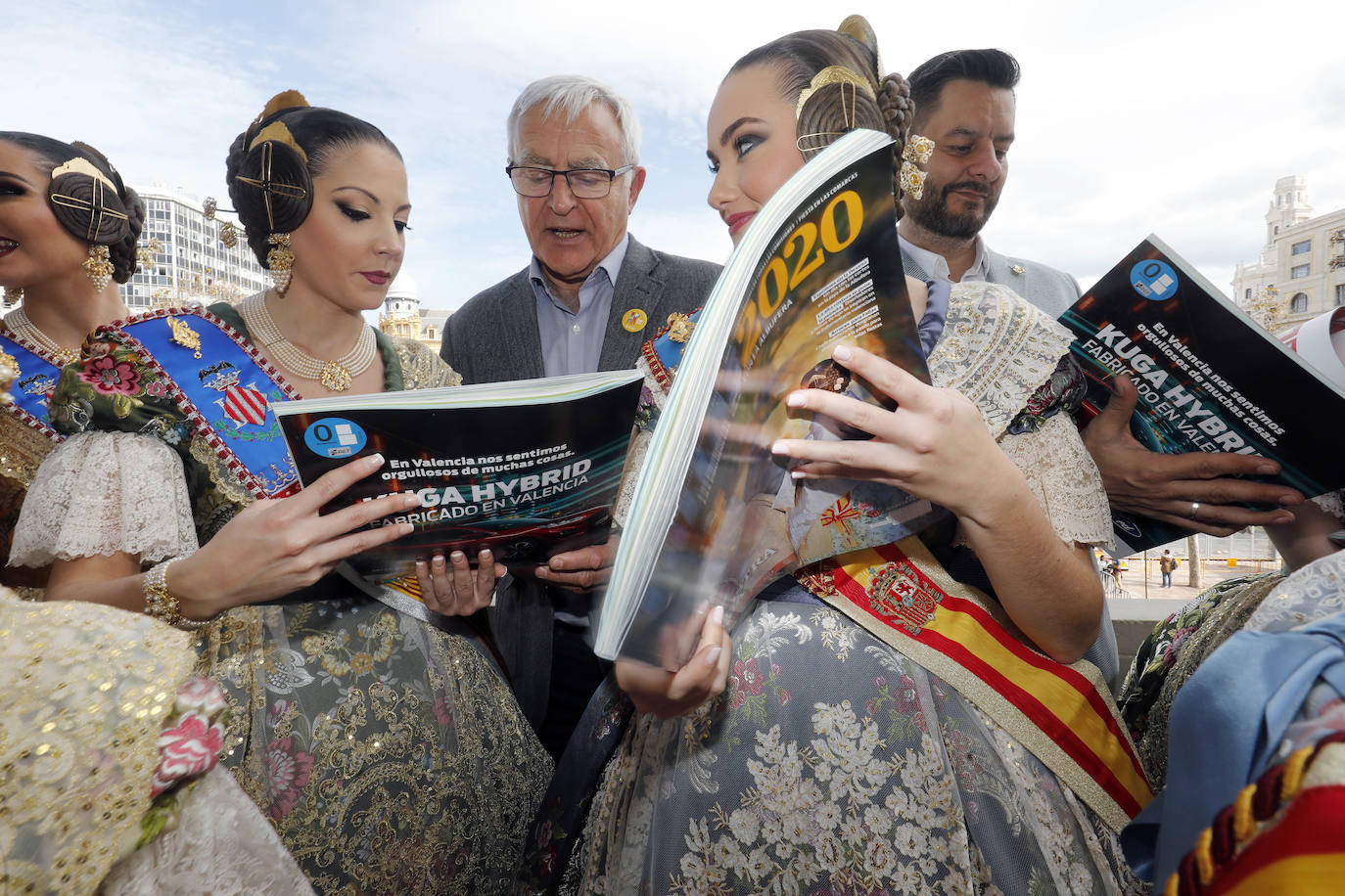 Cerca de un centenar de ejemplares de la Revista de Fallas de LAS PROVINCIAS han volado este jueves como por ensalmo en el balcón del Ayuntamiento. Es el anticipo de la expectación creada este año con el trabajo de 220 páginas dedicado a la fiesta josefina y el Parque Natural de la Albufera. Este sábado se entrega gratuitamente con el periódico (1,70 euros) y por el mismo precio se podrá pedir en todos los quioscos hasta el día 19. Las falleras mayores de Valencia, Consuelo Llobell y Carla García, han sido las primeras en recibir la Revista, que en sus 220 páginas encierra todo tipo de reportajes, aunque el denominador común es la defensa del parque natural, la joya ambiental de la ciudad que necesita con urgencia inversiones públicas. 