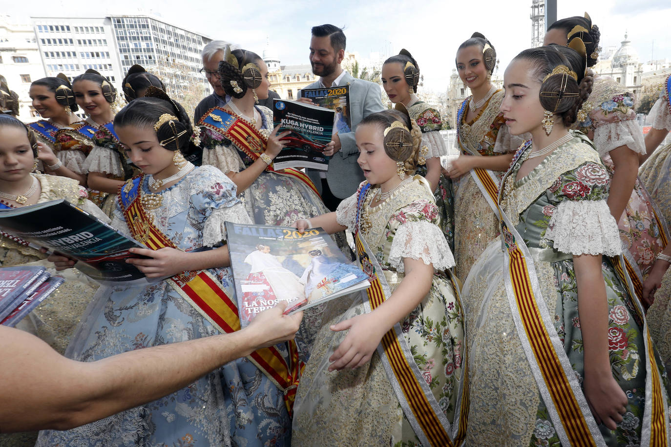 Cerca de un centenar de ejemplares de la Revista de Fallas de LAS PROVINCIAS han volado este jueves como por ensalmo en el balcón del Ayuntamiento. Es el anticipo de la expectación creada este año con el trabajo de 220 páginas dedicado a la fiesta josefina y el Parque Natural de la Albufera. Este sábado se entrega gratuitamente con el periódico (1,70 euros) y por el mismo precio se podrá pedir en todos los quioscos hasta el día 19. Las falleras mayores de Valencia, Consuelo Llobell y Carla García, han sido las primeras en recibir la Revista, que en sus 220 páginas encierra todo tipo de reportajes, aunque el denominador común es la defensa del parque natural, la joya ambiental de la ciudad que necesita con urgencia inversiones públicas. 