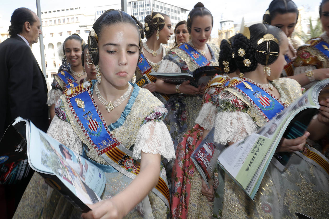 Cerca de un centenar de ejemplares de la Revista de Fallas de LAS PROVINCIAS han volado este jueves como por ensalmo en el balcón del Ayuntamiento. Es el anticipo de la expectación creada este año con el trabajo de 220 páginas dedicado a la fiesta josefina y el Parque Natural de la Albufera. Este sábado se entrega gratuitamente con el periódico (1,70 euros) y por el mismo precio se podrá pedir en todos los quioscos hasta el día 19. Las falleras mayores de Valencia, Consuelo Llobell y Carla García, han sido las primeras en recibir la Revista, que en sus 220 páginas encierra todo tipo de reportajes, aunque el denominador común es la defensa del parque natural, la joya ambiental de la ciudad que necesita con urgencia inversiones públicas. 