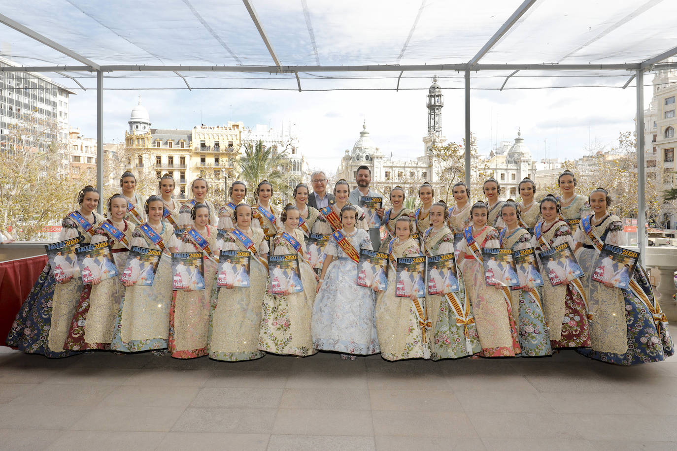 Cerca de un centenar de ejemplares de la Revista de Fallas de LAS PROVINCIAS han volado este jueves como por ensalmo en el balcón del Ayuntamiento. Es el anticipo de la expectación creada este año con el trabajo de 220 páginas dedicado a la fiesta josefina y el Parque Natural de la Albufera. Este sábado se entrega gratuitamente con el periódico (1,70 euros) y por el mismo precio se podrá pedir en todos los quioscos hasta el día 19. Las falleras mayores de Valencia, Consuelo Llobell y Carla García, han sido las primeras en recibir la Revista, que en sus 220 páginas encierra todo tipo de reportajes, aunque el denominador común es la defensa del parque natural, la joya ambiental de la ciudad que necesita con urgencia inversiones públicas. 